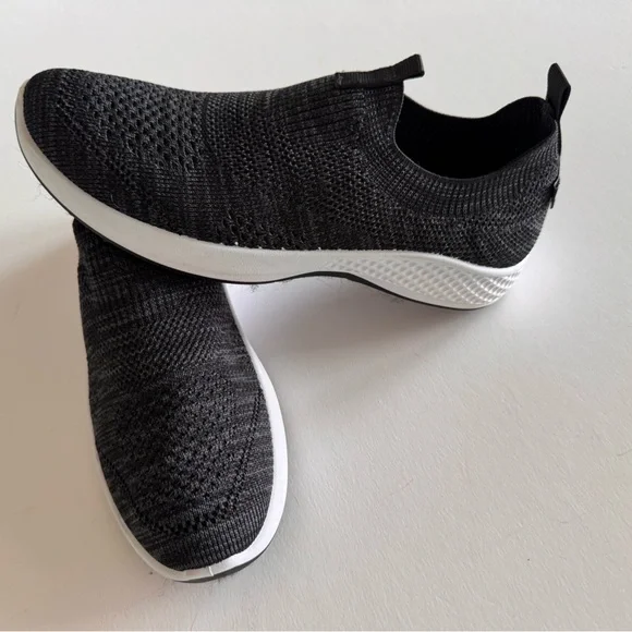 Tommy Bahama Slip Ons Knit Athletic Shoes, 8, Dark Gray NWOT - Picture 3 of 4